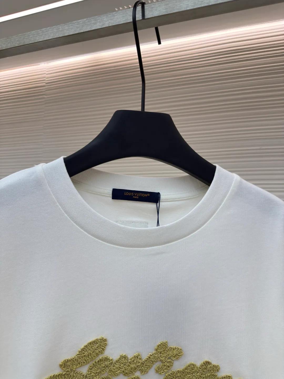 LOUIS VUITTON 拉菲草字母刺绣短袖 ●正品：10399购入开发 ●货号：1680198-A10 ●面料：平织优质棉 ●工艺：双纱拉架螺纹  ●版型：合身版型 ●克重：约285克 ●尺码：XS-S-M-L ●描述：巧妙运用拉菲草般的标志性元素，为经典廓形增添一抹手工气息。 Decorated with Louis Vuitton embroidery on the chest and Marque 1.Vuitton Dé 💰osée label on the back. The overall wiring is straight and delicate, the fabric is comfortable and soft, and the color is consistent without color difference. It can be matched with the same style to create a fashionable look and control various occasions. Customized accessories, complete with three standards, same style for men and women!